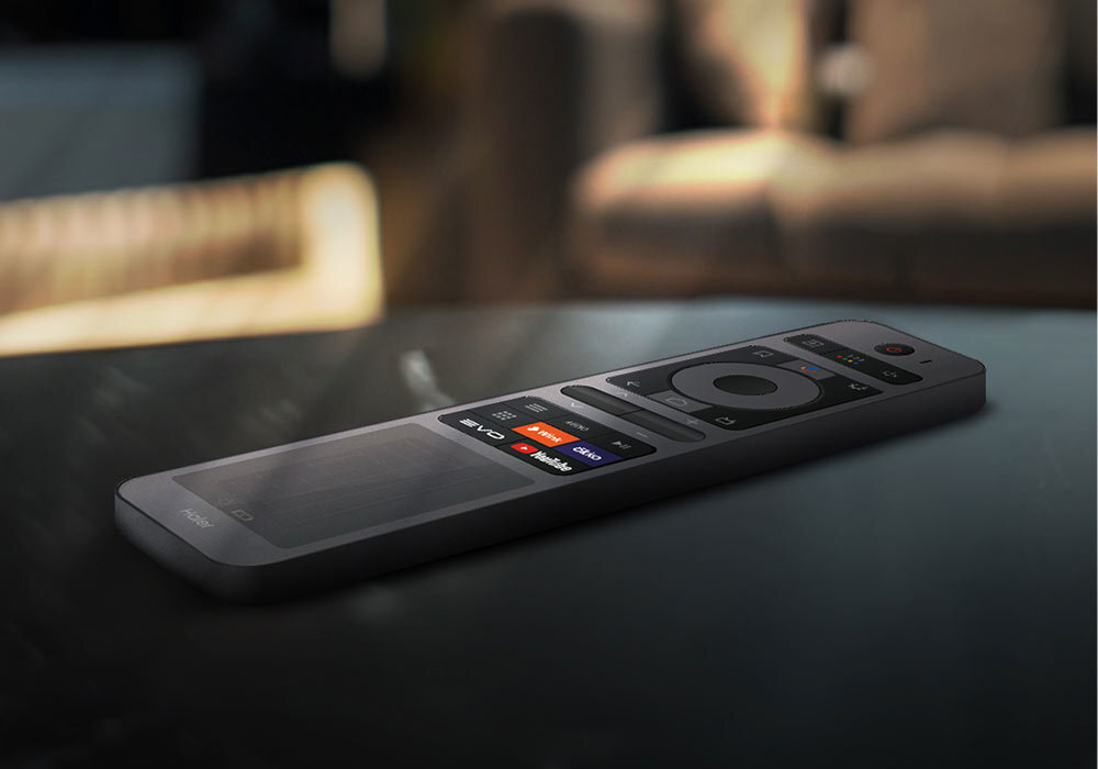 HAIER H75M90EUX Pilot solarny Zasilany jest energią słoneczną ekologiczne rozwiązanie jednorazowych baterii - pilot leżący na blacie