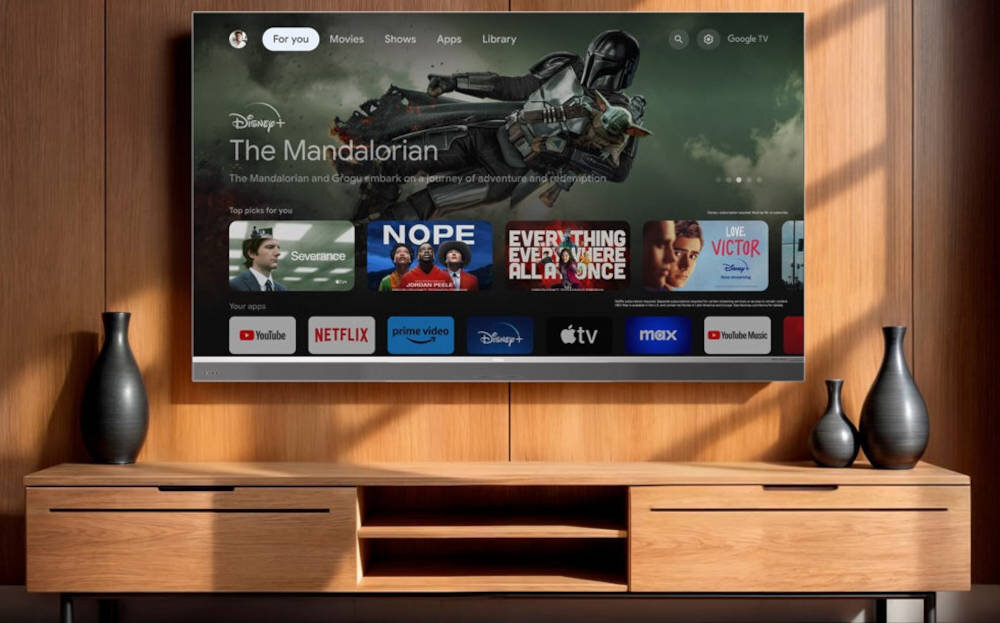 Telewizor HAIER H65M95EUX Google TV rekomendacje 10000 aplikacji, telewizor zawieszony na ścianie nad komodą