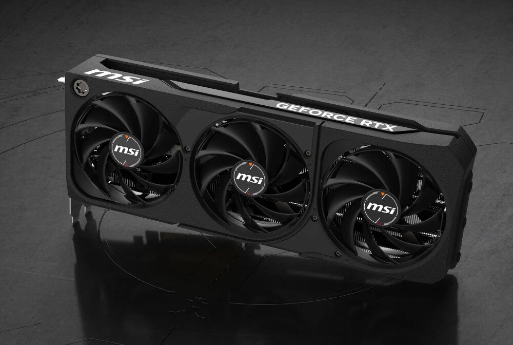 Komputer XQUANTUM Creator GeForce RTX Studio RS-R5-5070WH Zbliżenie na kartę graficzną z trzema dużymi wentylatorami. Na obudowie widnieje logo producenta oraz napis 'GeForce RTX', karta graficzna, wydajność