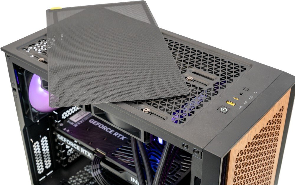 Komputer XQUANTUM Creator GeForce RTX Studio RS-R5-5070WH Górna część obudowy z odsuniętym filtrem przeciwkurzowym i widocznymi portami USB oraz przyciskiem zasilania, obudowa, wentylacja, porty, szklany bok