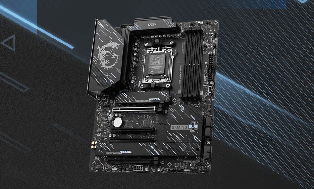 Komputer XQUANTUM Creator GeForce RTX Studio RS-R5-5070WH Widok płyty głównej z góry, widoczna czarna osłona z logo smoka, złącze procesora AM5, sloty PCIe oraz cztery sloty pamięci RAM DDR5, opis, płyta główna, kompatybilność, układ zasilania, łączność Wi-Fi 7