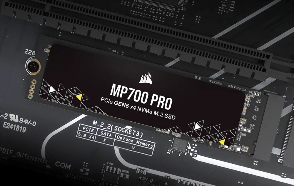 Komputer XQUANTUM Creator GeForce RTX Studio RS-R7-5070TIWP Dysk formatu M.2 zamontowany na płycie głównej z widocznym oznaczeniem 'MP700 PRO', dysk SSD, pojemność, prędkość, interfejs, żywotność