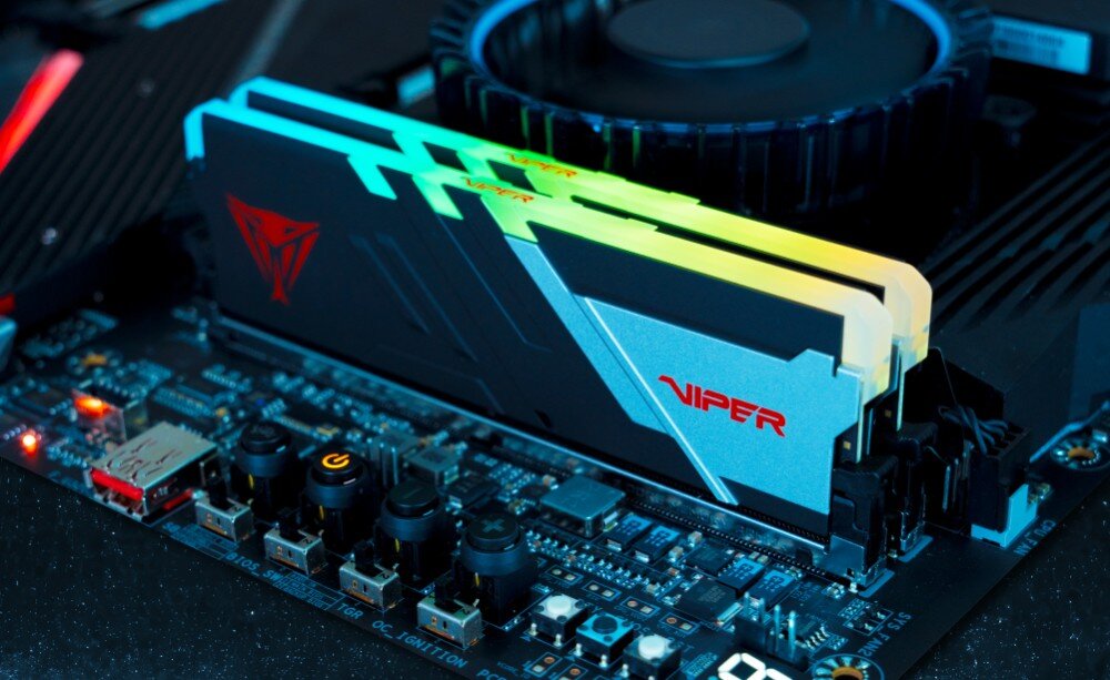 Komputer MAD DOG GeForce RTX5070 DLSS 4 Reflex Edition 2 Powered by Gigabyte AORUS301-A20DR64 Dwie kości pamięci RAM z podświetleniem RGB zamontowane w płycie głównej komputera, z widocznym logiem 'VIPER' i złączami na dole, pamięć, taktowanie, opóźnienia, podkręcenie, podświetlenie
