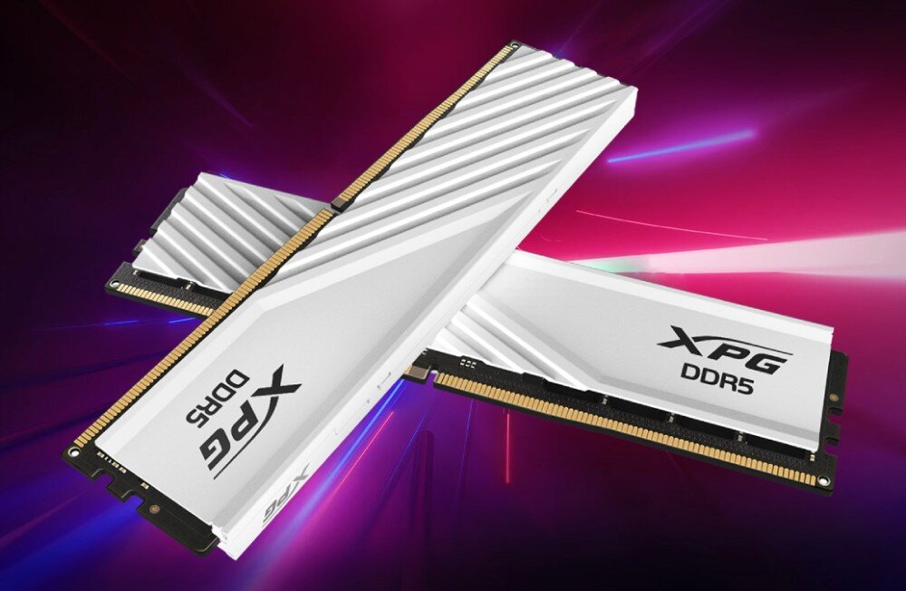 Komputer MAD DOG GeForce RTX5080 DLSS 4 Reflex Edition 2 Powered by Gigabyte C500-ICE-A03DR64 Dwie kości pamięci RAM DDR5 z serii XPG. Mają aluminiowe radiatory, tło w kolorach fioletu i czerwieni, pamięć RAM, taktowanie, opóźnienia, podkręcenie