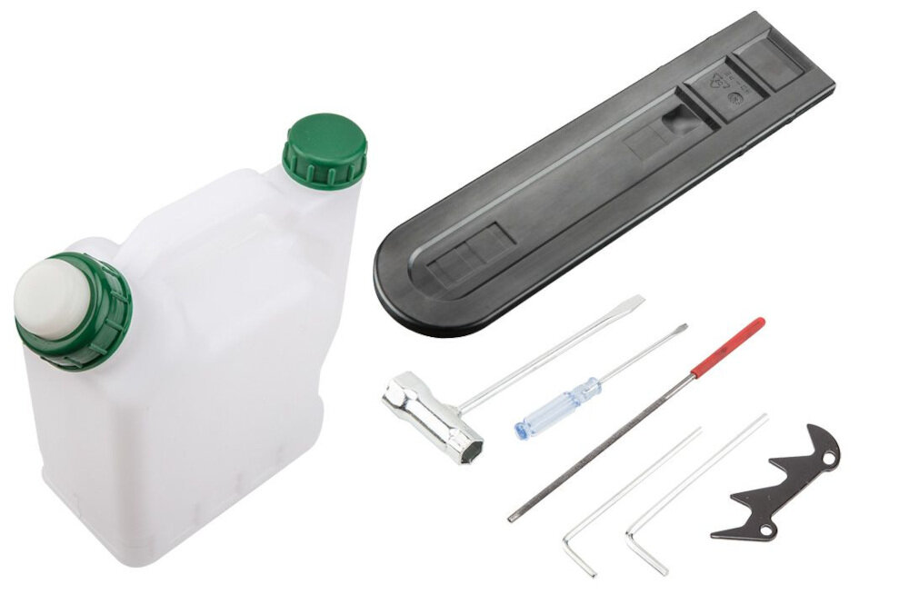 Na obrazie widoczny jest zestaw akcesoriów do piły spalinowej, w tym biały pojemnik z zielonymi nakrętkami, czarna osłona, klucze, śrubokręt i pilnik. Elementy są rozłożone na białym tle.