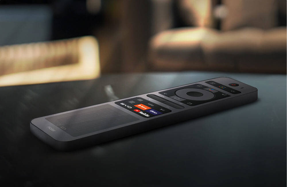 HAIER H65C95EUX Pilot solarny Zasilany jest energią słoneczną ekologiczne rozwiązanie jednorazowych baterii - pilot leżący na blacie