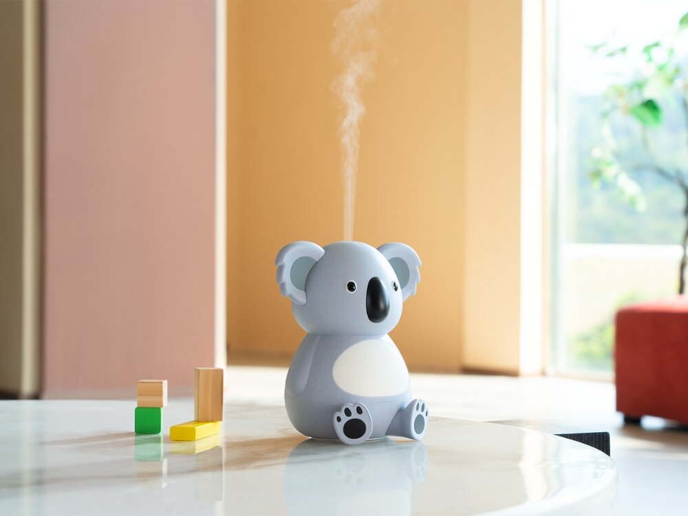 Dyfuzor NATURAL ORIGIN Koala
            uroczy dyfuzor na stoliku aromaterapia nawilżacz zapachy muzyka lampka miś koala