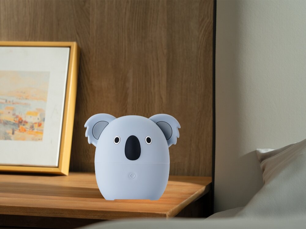 Dyfuzor NATURAL ORIGIN Koala Mini
            uroczy dyfuzor na szafce nocnej nawilżanie powietrza tryb ciągły przerywany czas pracy olejki eteryczne