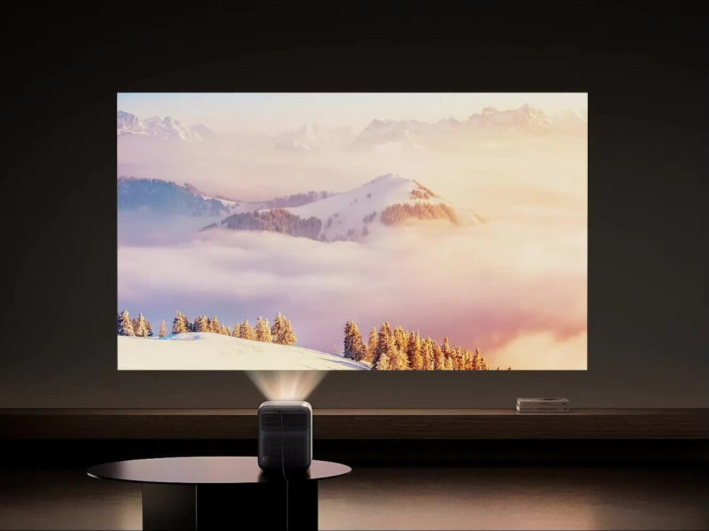 Projektor WANBO Mozart 1 Pro - Praktyczne wymiary, projektor wyświetla obraz na ścianie, projektor stoi na stoliku