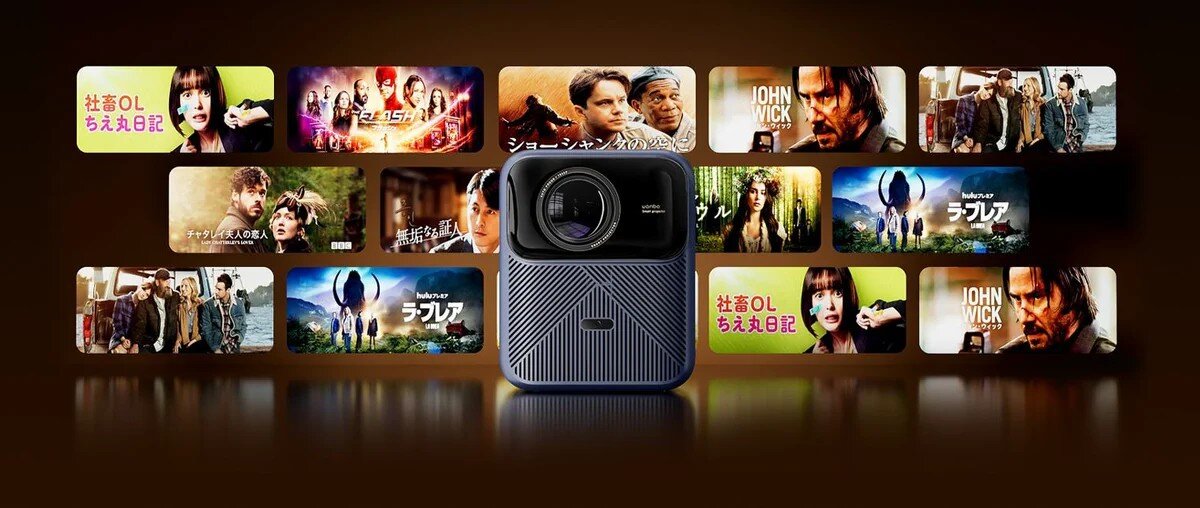 Projektor WANBO Mozart 1 Pro - Ostrość i kolory, projektor stojący przodem , w tle kadry z filmów