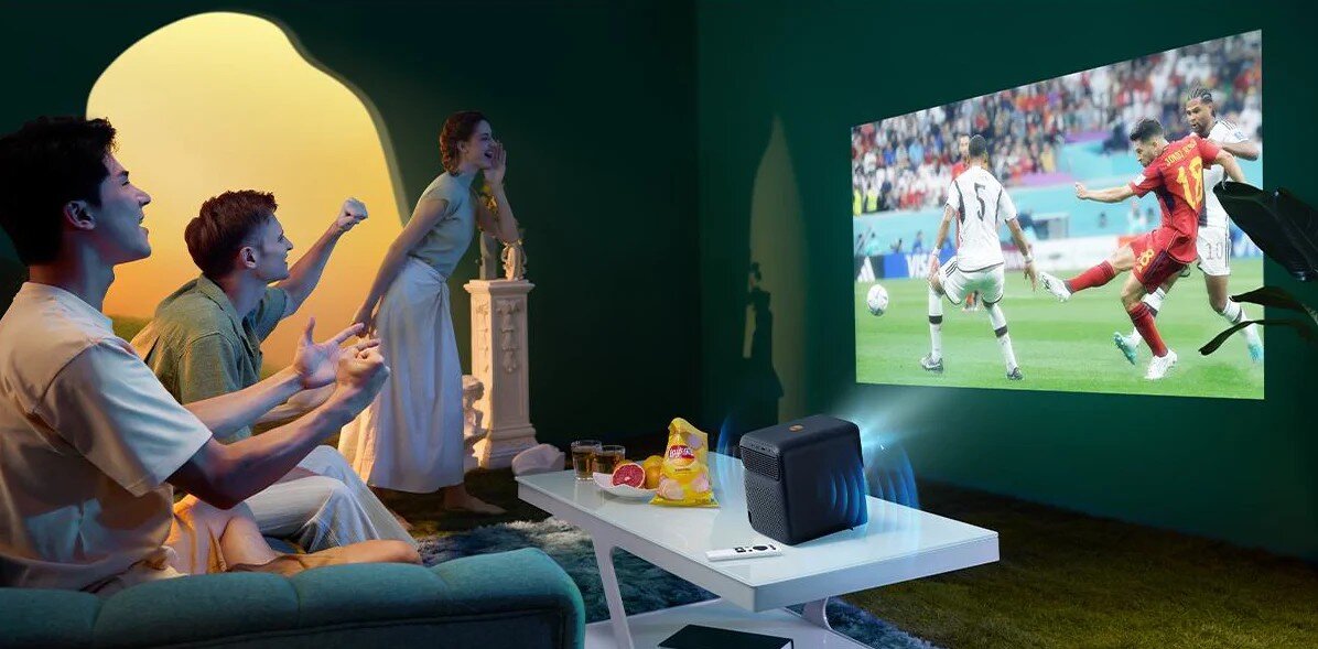 Projektor WANBO Mozart 1 Pro - Łatwe połączenie z urządzeniami, ludzie oglądający wydarzenie sportowe wyświetlane przez projektor