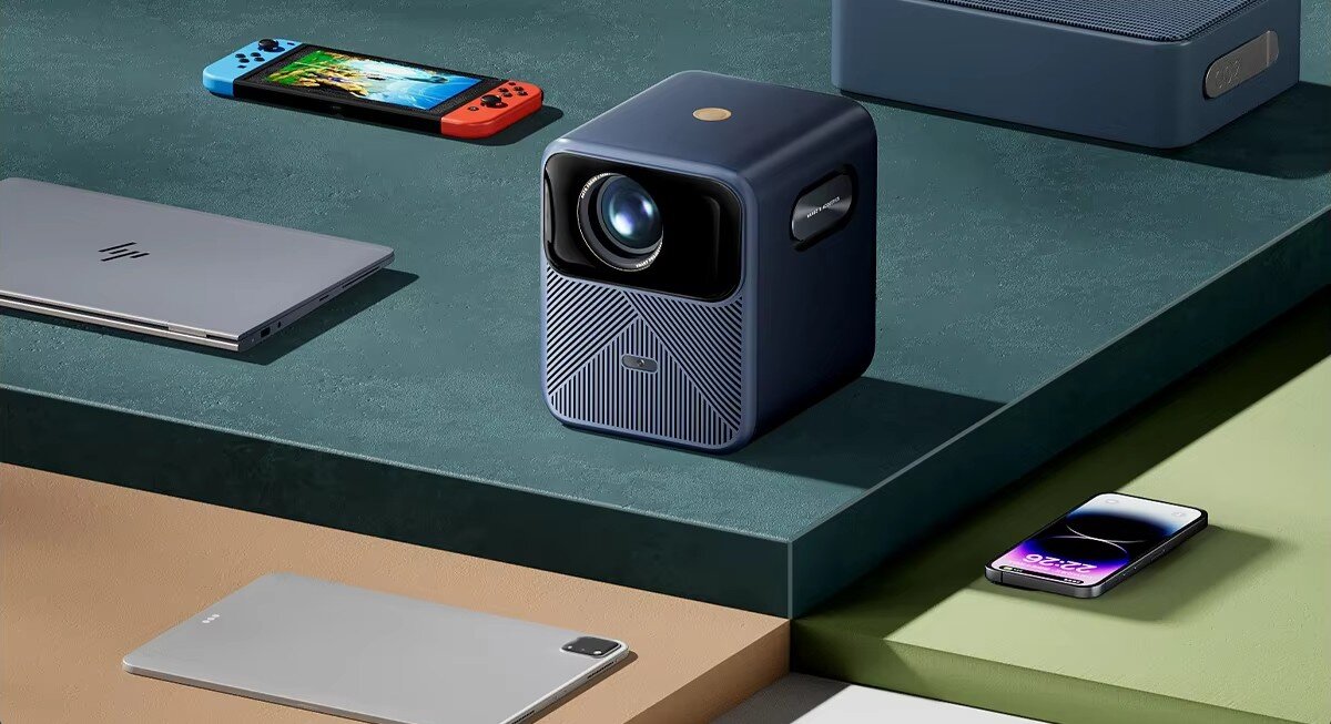 Projektor WANBO Mozart 1 Pro - Szeroka kompatybilność, projektor stojący pod skosem na blacie