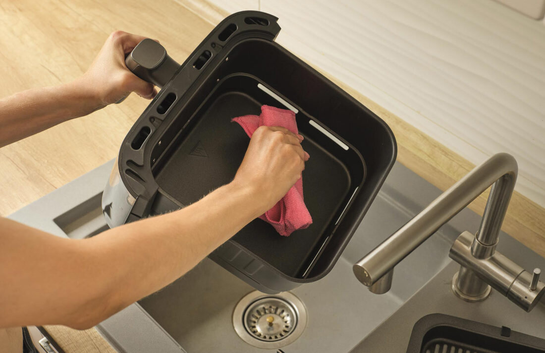 Air Fryer Frytkownica beztłuszczowa SENCOR SFR 6900BK 6.5l z 12 automatycznymi programami i okienkiem do obserwacji postępów Łatwe czyszczenie Wyjmowana kratka kosza z powłoką zapobiegającą Izolowany termicznie uchwyt automatyczne wyłączanie