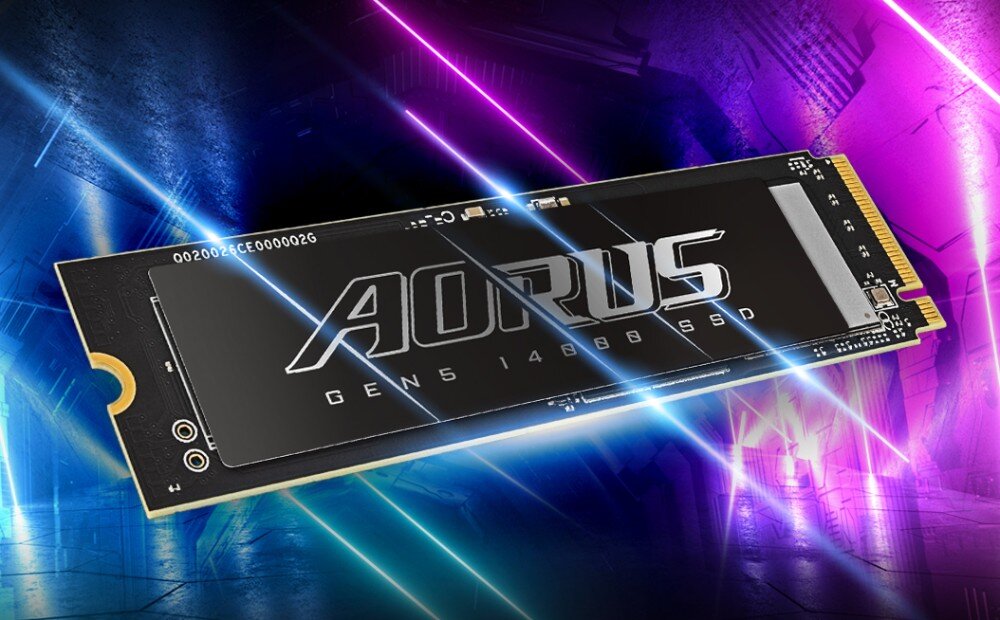 Komputer MAD DOG GeForce RTX5090 DLSS 4 Reflex Edition 2 Powered by Gigabyte C500-A05WR32WP Zbliżenie na dysk półprzewodnikowy w formacie M.2 z napisem 'AORUS GEN5 14000 SSD' na czarnej etykiecie, przedstawiony na tle z neonowymi smugami światła w kolorach niebieskim, różowym i fioletowym, dysk, pojemność, interfejs, szybkość