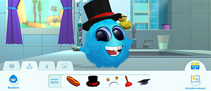 Na obrazie widoczna jest niebieska, futrzasta postać z dużymi oczami i cylindrem na głowie, stojąca w łazience. Na dole ekranu znajdują się ikony przedstawiające różne akcesoria, takie jak hot dog, cylinder, gwiazdy, szczotka i czapka akademicka.