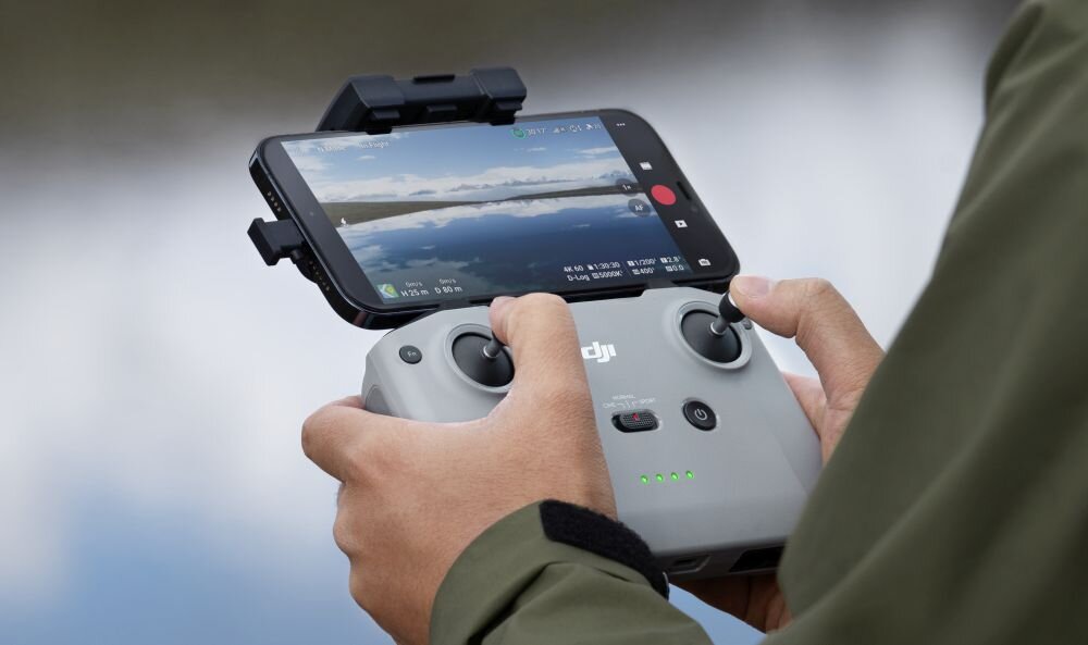 Dron DJI Mavic 3 Classic bateria lot sterowanie akrobacje czas lotu zasięg funkcje lądowanie kamera rozdzielczość filmy zdjęcia nagrywanie jakość ładowanie aplikacja przesył pilot śmigła stabilizacja fotografia waga wymiary konstrukcja obudowa korpus ramiona silnik