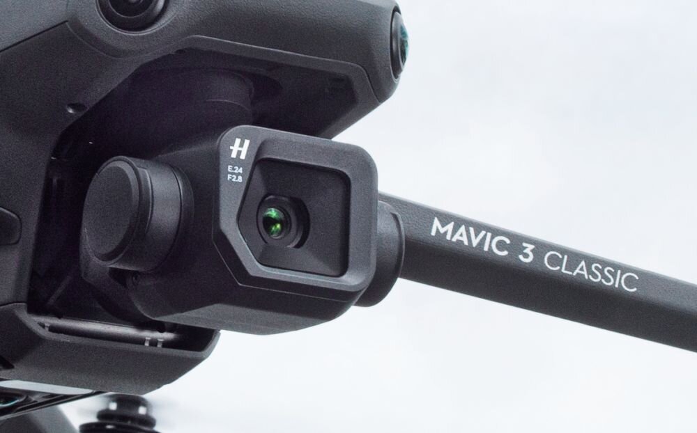 Dron DJI Mavic 3 Classic bateria lot sterowanie akrobacje czas lotu zasięg funkcje lądowanie kamera rozdzielczość filmy zdjęcia nagrywanie jakość ładowanie aplikacja przesył pilot śmigła stabilizacja fotografia waga wymiary konstrukcja obudowa korpus ramiona silnik