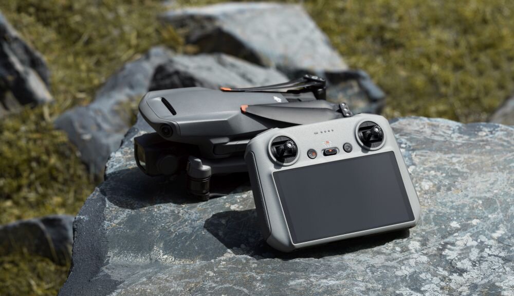 Dron DJI Mavic 3 Classic bateria lot sterowanie akrobacje czas lotu zasięg funkcje lądowanie kamera rozdzielczość filmy zdjęcia nagrywanie jakość ładowanie aplikacja przesył pilot śmigła stabilizacja fotografia waga wymiary konstrukcja obudowa korpus ramiona silnik
