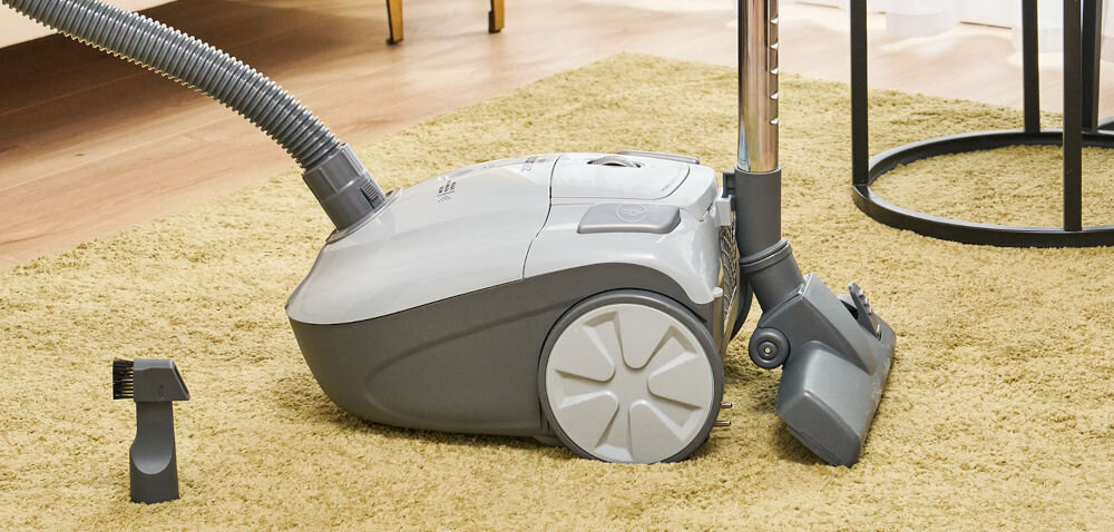 Odkurzacz ZELMER Edek ZVC251 wydajne urządzenie moc 800 W regulacja siły ssania worek pojemność 2,5 l teleskopowe rury gumowe kółka stabilność ochrona podłóg szczotki 2w1 różne powierzchnie mikrofiltr zatrzymywanie kurzu i alergenów moc funkcjonalność wygoda ułatwienie codziennego sprzątania