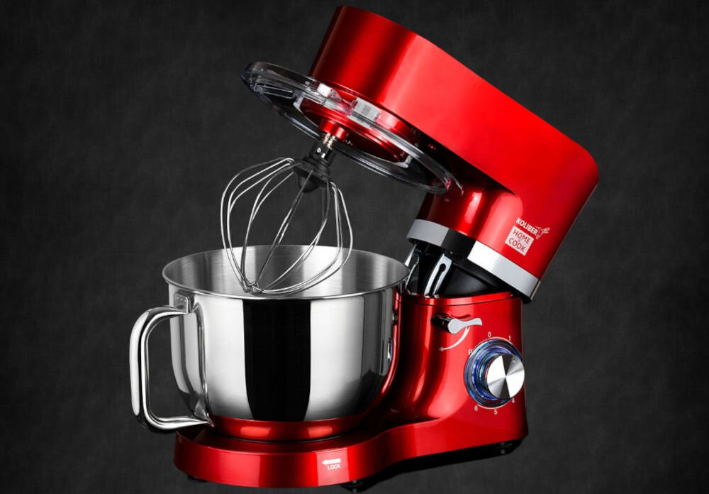 Czerwony robot kuchenny planetarny z metalową misą i trzepaczką. Na obudowie widoczne jest logo \'KOLIBER Home Cook\'.