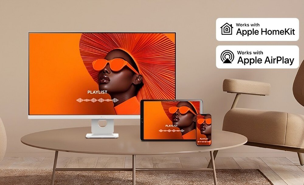Monitor LG Smart 32U721SA-W.AEU Kobieta w pomarańczowych okularach na ekranie monitora, tabletu i smartfona, z logo 'Works with Apple HomeKit' i 'Works with Apple AirPlay, przesyłanie obrazu, AirPlay, Screen Share