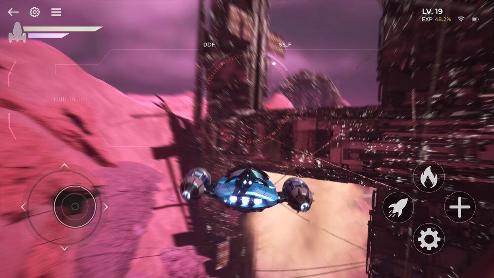 Monitor LG Smart 32U721SA-W.AEU Scena z gry wideo na ekranie monitora, przedstawiająca futurystyczny pojazd latający w industrialnym otoczeniu, granie, aplikacja Fitness