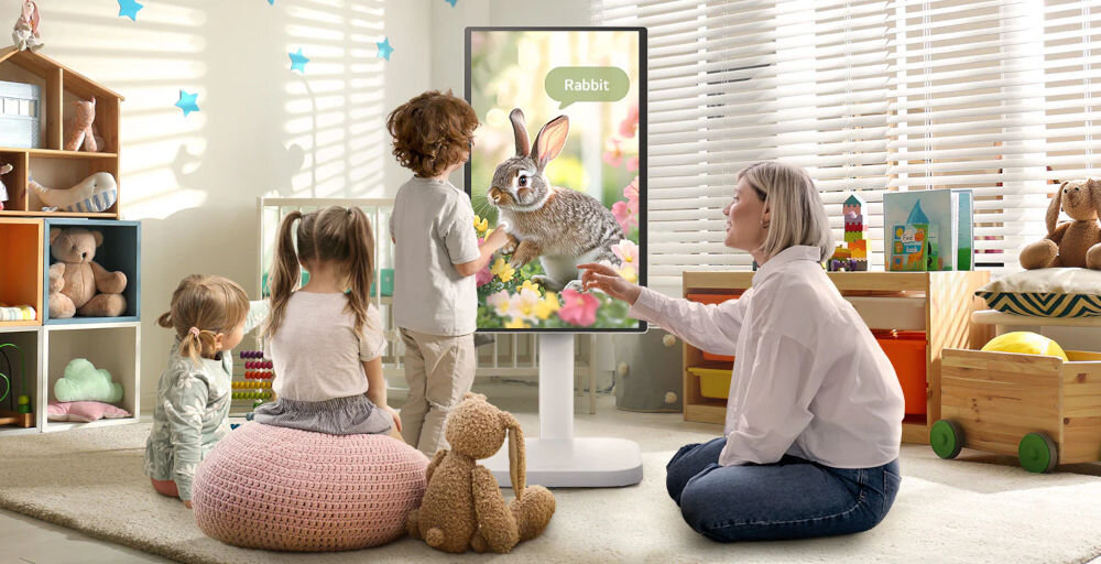 Monitor LG Smart 32U889SA-W.AEU 31.5 cala 3840x2160px IPS prezentacja monitora podczas użytkowania przez kobietę i dzieci w pokoju  4K UHD, IPS, DCI-P3 95%, sterowanie dotykowe