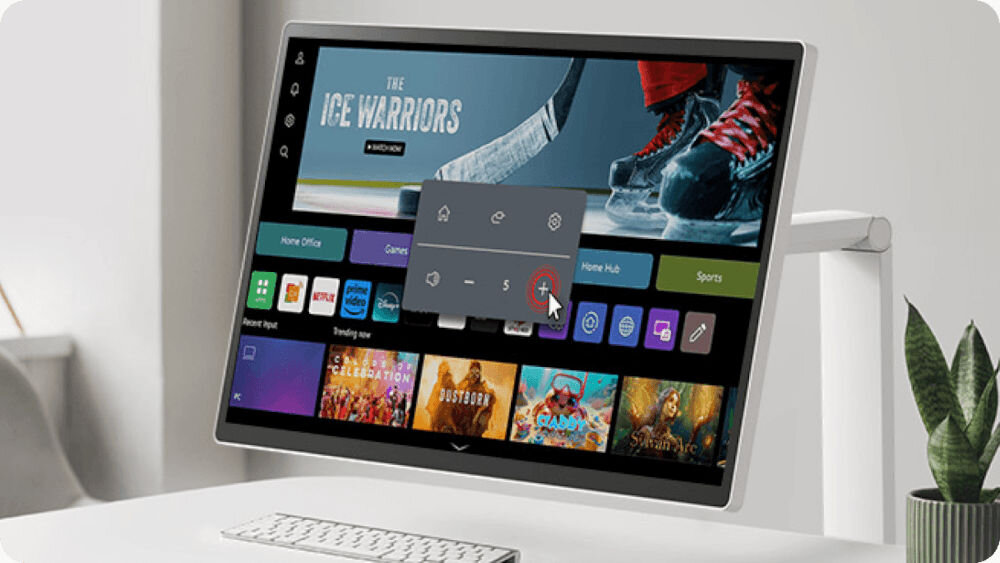 Monitor LG Smart 32U889SA-W.AEU 31.5 cala 3840x2160px IPS monitor pod kątem nad blatem pokazanie działania LG Switch, podział ekranu, Quick Control, multitasking