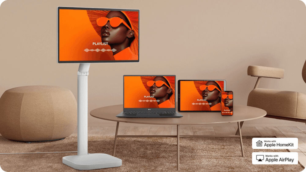 Monitor LG Smart 32U889SA-W.AEU 31.5 cala 3840x2160px IPS pokazanie działania screen share monitor stojący w pokoju obok stolik a na nim laptop tablet i smartfon AirPlay 2, Screen Share, udostępnianie ekranu, Bluetooth