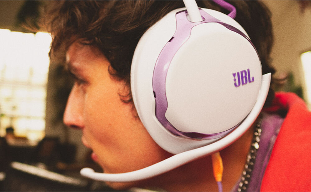 Słuchawki JBL Quantum 250 dźwięk przestrzenny gry 50 mm przewodowe, osoba z załozonymi słuchawkami