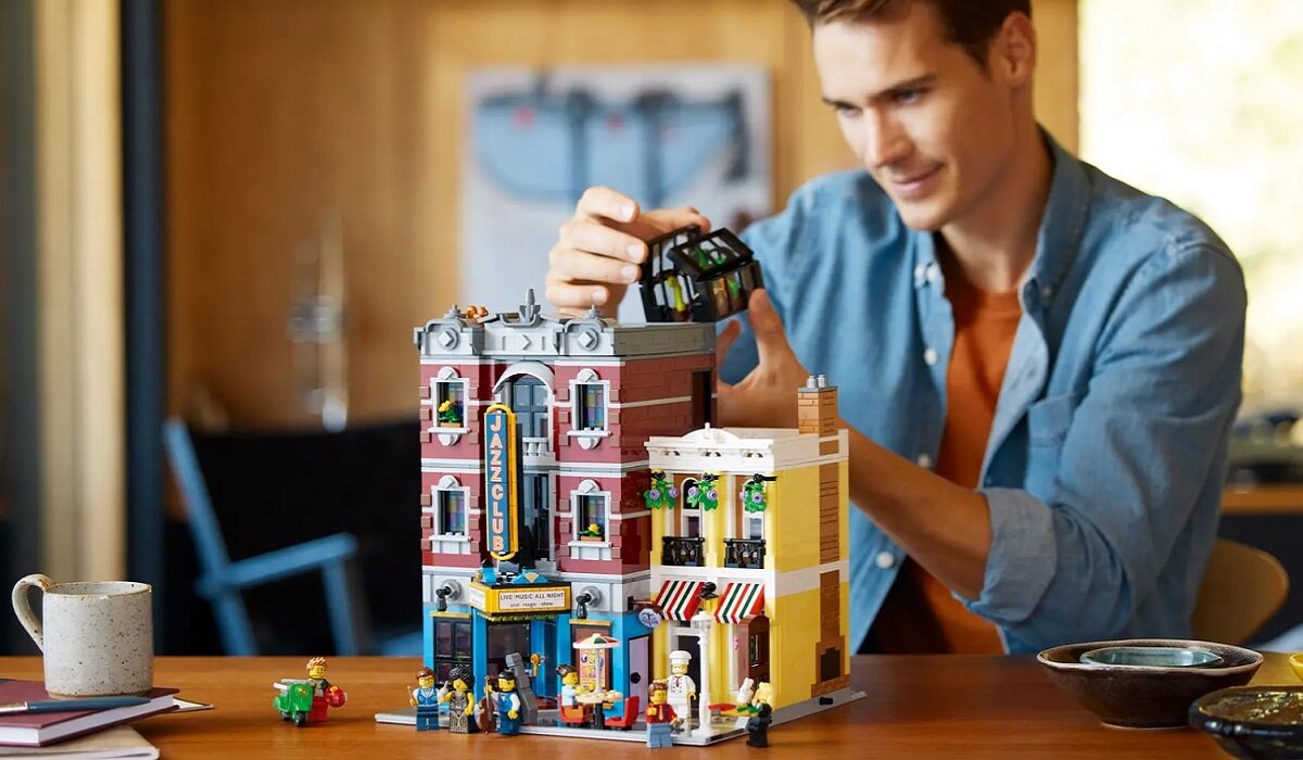LEGO ICONS Klub jazzowy 10312 dziecko kreatywność zabawa nauka rozwój klocki figurki minifigurki jakość tradycja konstrukcja nauka wyobraźnia role jakość bezpieczeństwo wyobraźnia budowanie pasja hobby funkcje instrukcja aplikacja LEGO Builder