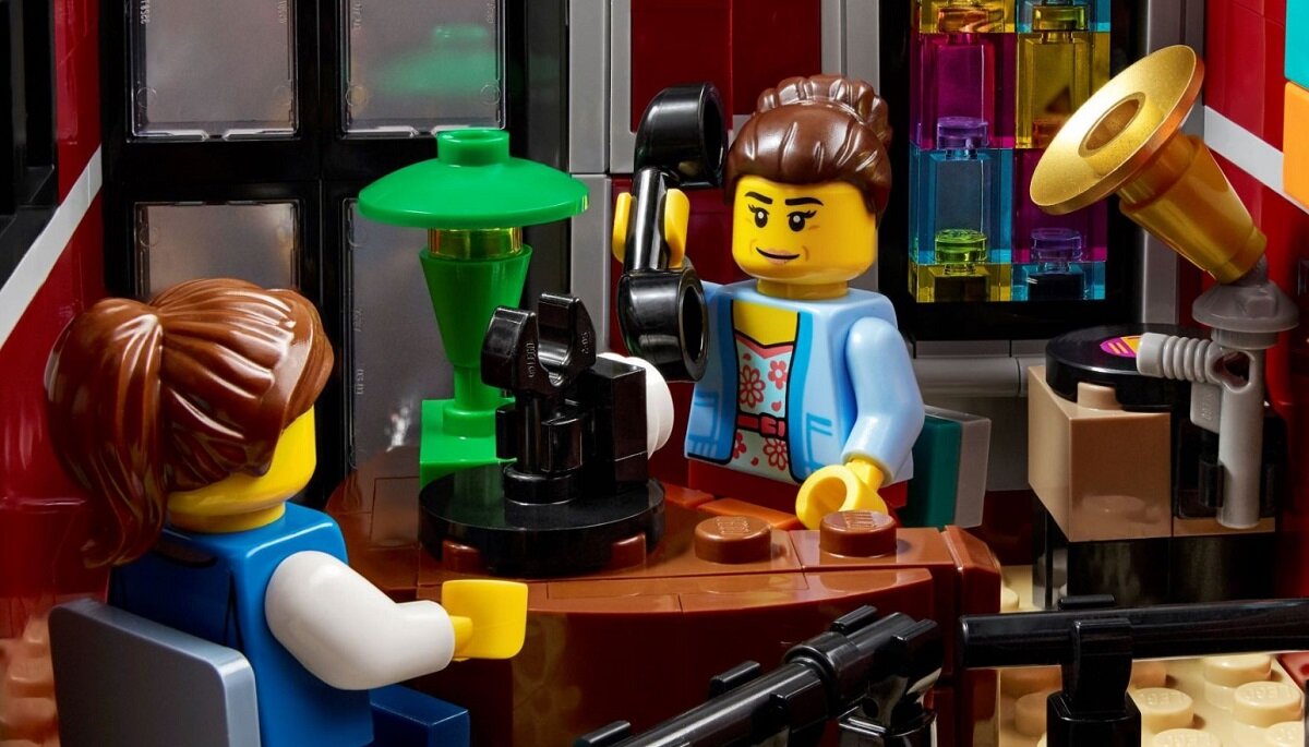 LEGO ICONS Klub jazzowy 10312 dziecko kreatywność zabawa nauka rozwój klocki figurki minifigurki jakość tradycja konstrukcja nauka wyobraźnia role jakość bezpieczeństwo wyobraźnia budowanie pasja hobby funkcje instrukcja aplikacja LEGO Builder
