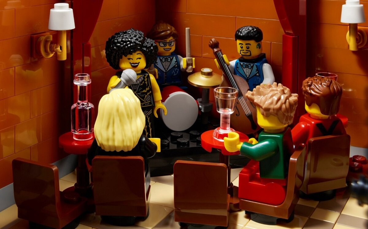 LEGO ICONS Klub jazzowy 10312 dziecko kreatywność zabawa nauka rozwój klocki figurki minifigurki jakość tradycja konstrukcja nauka wyobraźnia role jakość bezpieczeństwo wyobraźnia budowanie pasja hobby funkcje instrukcja aplikacja LEGO Builder