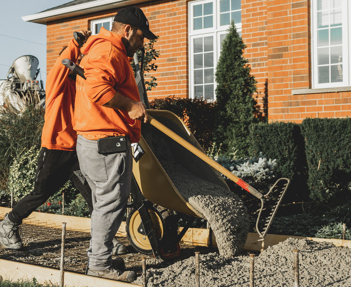 Taczka CAT J22-150, Taczka na ciężkie warunki, Robotnicy pracują z betonem