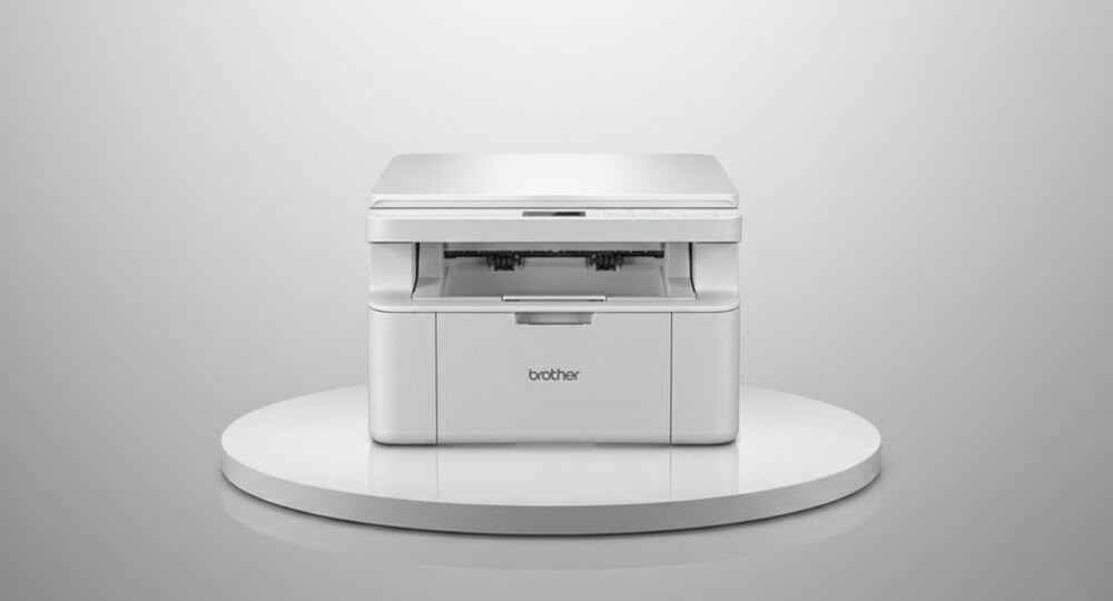 Urządzenie wielofunkcyjne BROTHER DCP-L1630W Wi-Fi prezentacja urządzenia na podeście na jasnym tle czasy wydruków mono pierwsza kopia z trybu gotowości rozdzielczość efektywne narzędzie