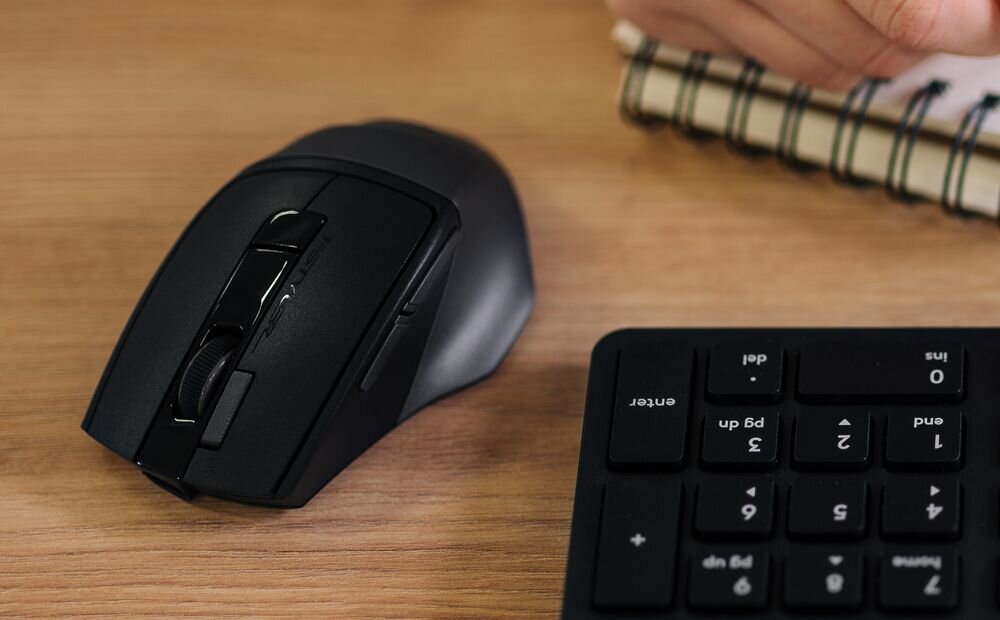 A4TECH Fstyler FB45CS Air2 - mysz na biurku obok klawiatury