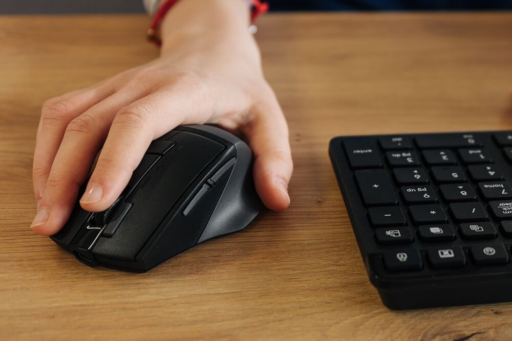 A4TECH Fstyler FB45CS Air2 Bluetooth oraz 2,4 GHz Stabilne i szybkie parowanie jednoczesne podłączenie nawet do trzech urządzeń dwóch przez Bluetooth 2,4 GHz laptopa, tabletu i komputera stacjonarnego - dłoń na myszce