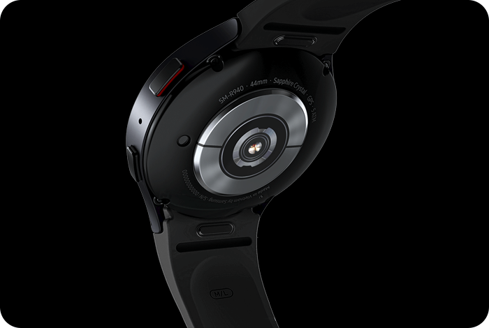 Widok tylnej części smartwatcha z okrągłym czujnikiem i napisem \'SM-R940 - 44mm - Sapphire Crystal - GPS\'. Pasek jest czarny, a obudowa ma srebrne elementy.
