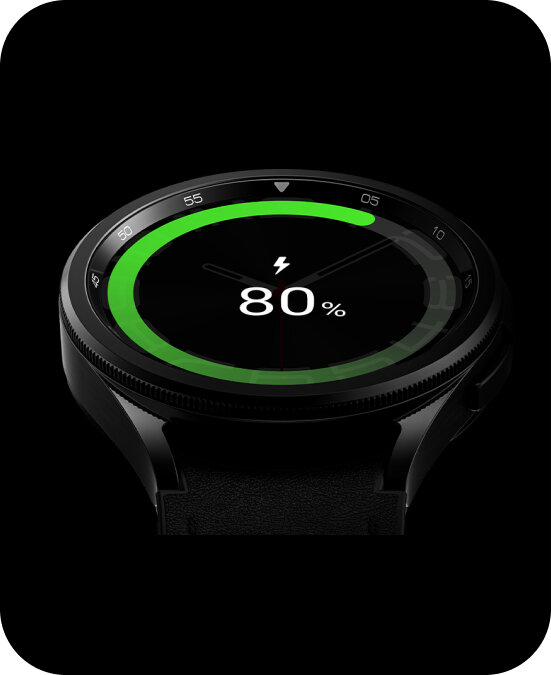 Smartwatch z okrągłym wyświetlaczem pokazuje poziom naładowania baterii wynoszący 80%. Na ekranie widoczny jest zielony pasek postępu oraz symbol błyskawicy.