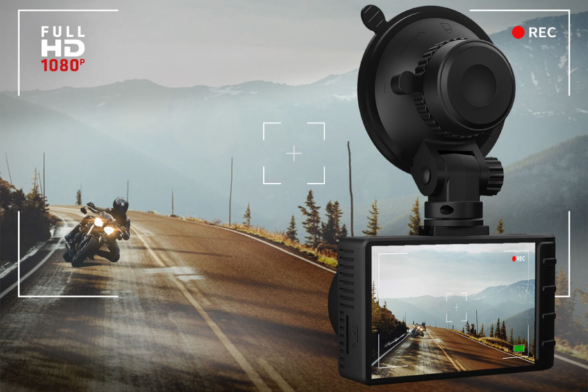 Obraz przedstawia wideorejestrator z przyssawką, na ekranie którego widać drogę z motocyklistą. W lewym górnym rogu znajduje się napis \'FULL HD 1080p\', a w prawym górnym rogu symbol \'REC\'.
