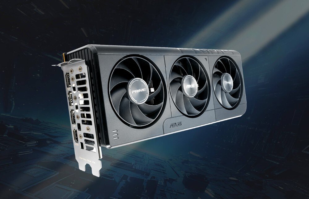 ASUS Prime GeForce RTX 5050 OC Edition 8GB Karta graficzna ukazana pod kątem z widocznymi trzema wentylatorami Axial-tech, metalowym panelem wyjść oraz jasnoszarą obudową na ciemnym, rozmazanym tle