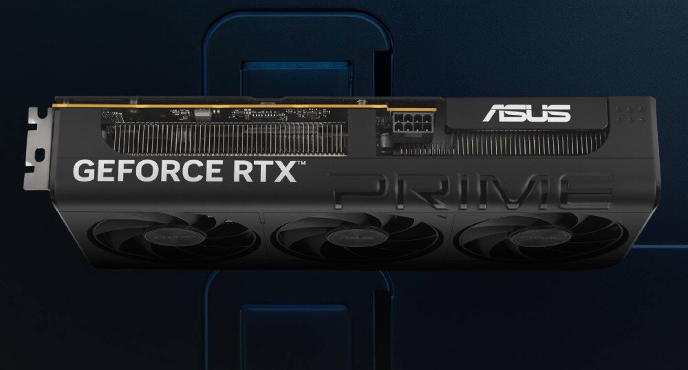 ASUS Prime GeForce RTX 5050 OC Edition 8GB Obudowa karty graficznej z czarnymi wentylatorami widoczna od góry, z napisem 'GEFORCE RTX' i 'PRIME' na czarnej osłonie z żebrowanymi bokami