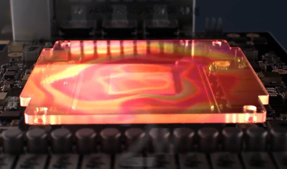 ASUS Prime GeForce RTX 5050 OC Edition 8GB Prezentacja przezroczystego podkładki chłodzącej z logo ROG podświetlonego na pomarańczowo-czerwono, umieszczonej na radiatorze karty graficznej