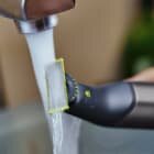 Ostrze pod strumieniem wody