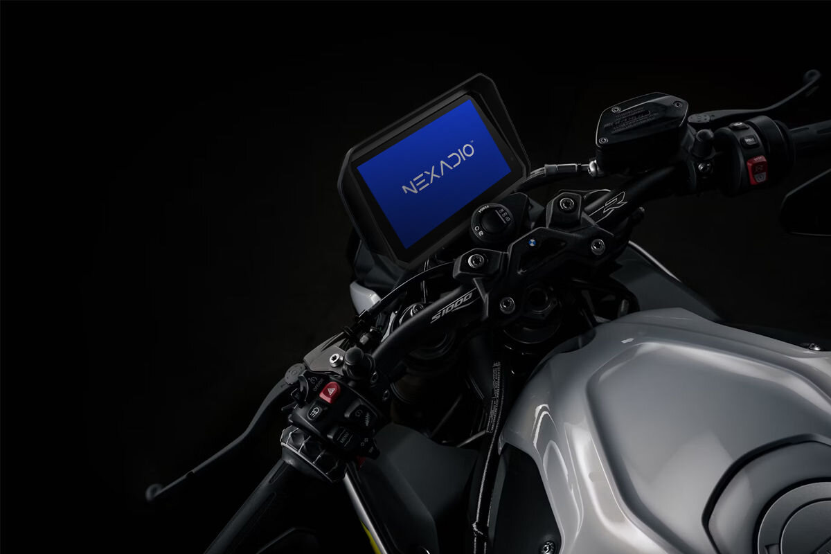 Stacja multimedialna do motocykla Nexadio MB100 Osłona przeciwsłoneczna