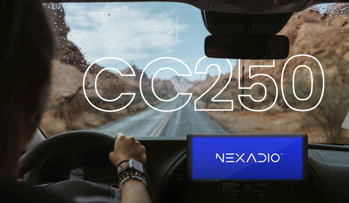 Stacja multimedialna do samochodu Nexadio CC250 CarPlay Android Auto - osoba jadąda samochodem napis cc250