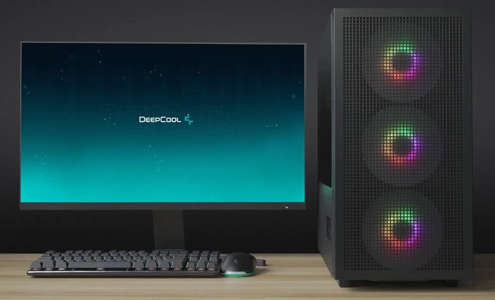 Komputer MAD DOG GeForce RTX5060 DLSS 4 Reflex Edition 2 DEEPCOOL-A08WR32WP Monitor z logo 'DeepCool' na ekranie oraz komputer z trzema podświetlanymi wentylatorami RGB z przodu, ustawione na biurku, cechy, podzespoły, testy