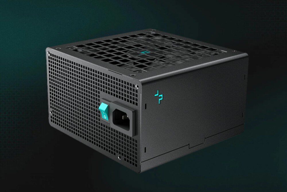 Komputer MAD DOG GeForce RTX5060 DLSS 4 Reflex Edition 2 DEEPCOOL-A08DR64 Zasilacz komputerowy z czarną obudową i turkusowym przełącznikiem zasilania, pokazany na ciemnym tle, zasilacz, moc, sprawność, zabezpieczenia