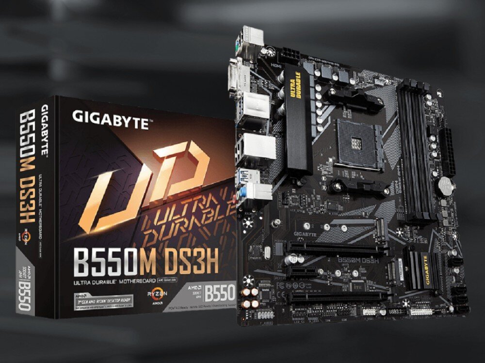 Komputer MAD DOG GeForce RTX5060 DLSS 4 Reflex Edition 2 DEEPCOOL-A09WR32WH Płyta główna z logo producenta i pudełkiem w tle z napisem 'B550M DS3H', płyta główna, kompatybilność, interfejs, funkcja Smart Fan