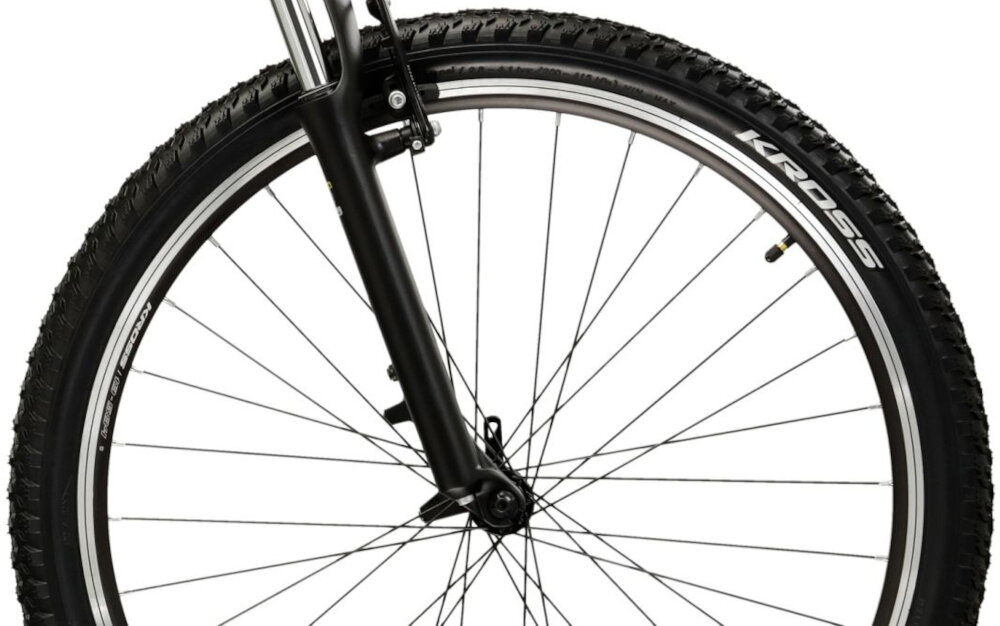 Rower górski MTB KROSS Berg 1.0 M19 27.5 cala męski Khaki zbliżenie na oponę rozmiar koła 27,5 cali łatwe pokonywanie przeszkód duży kontakt koła z podłożem szerokie opony marki WANDA dobra przyczepność aluminiowe obręcze zachowanie regularnego kształtu kół stabilne trzymanie opony bezpieczna i komfortowa jazda regularne sprawdzanie ciśnienia powietrza wartość na bocznej części opony